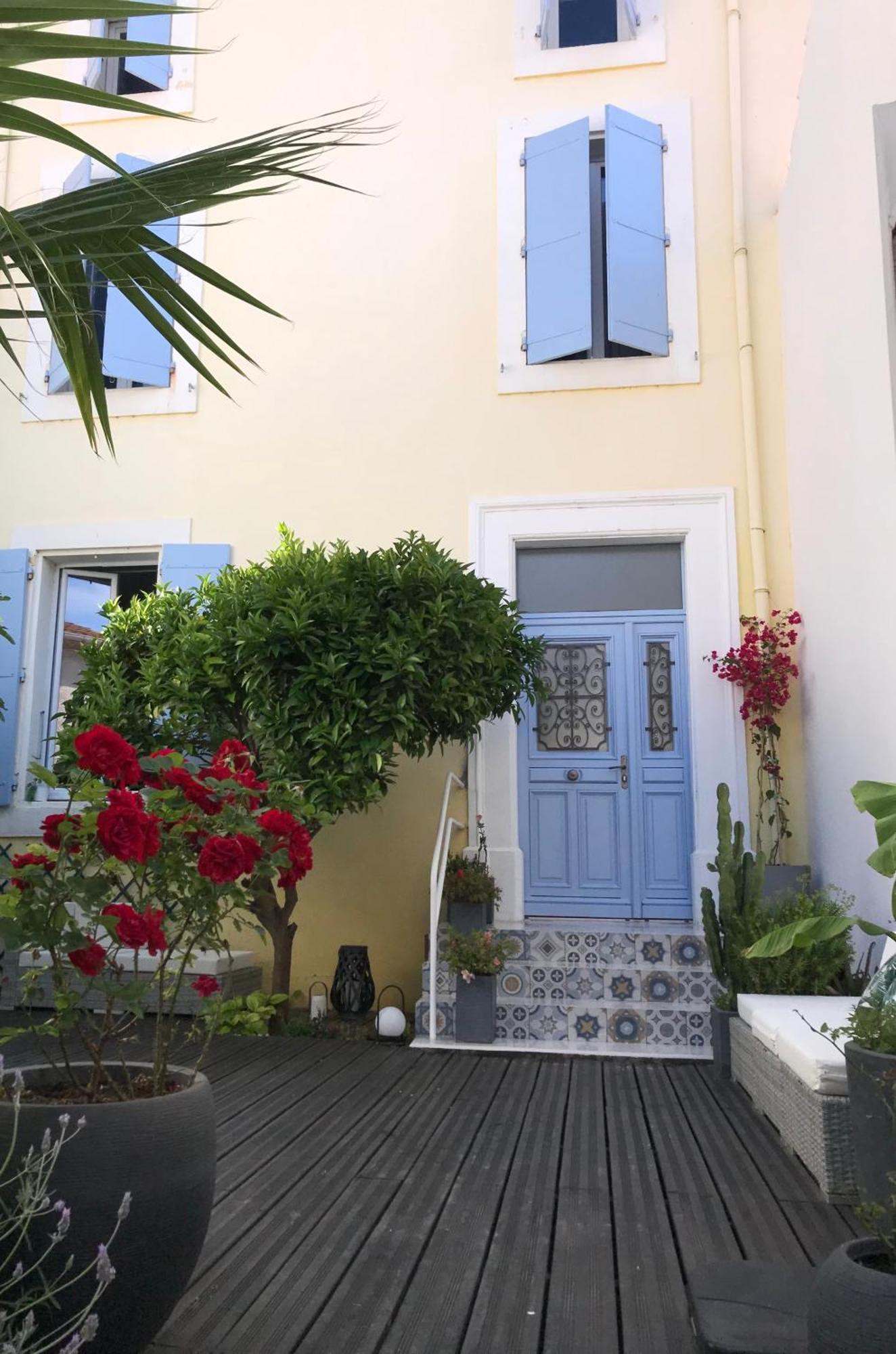 Notre Maison Aux Volets Bleus Ouveillan Экстерьер фото